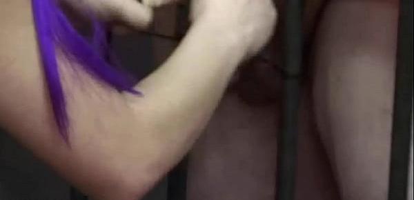 Sklavenarschzüchtigung mit einem Flogger durch eine heiße Dominatrix und Klammern an den Eiern